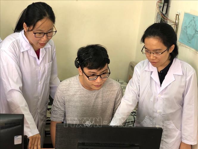 Tiến sĩ Hà Thị Thanh Hương trao đổi cùng nhóm nghiên cứu. Ảnh: TTXVN phát
