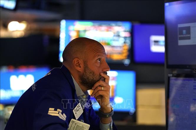 Giao dịch viên tại Sàn chứng khoán New York, Mỹ. Ảnh: AFP/TTXVN