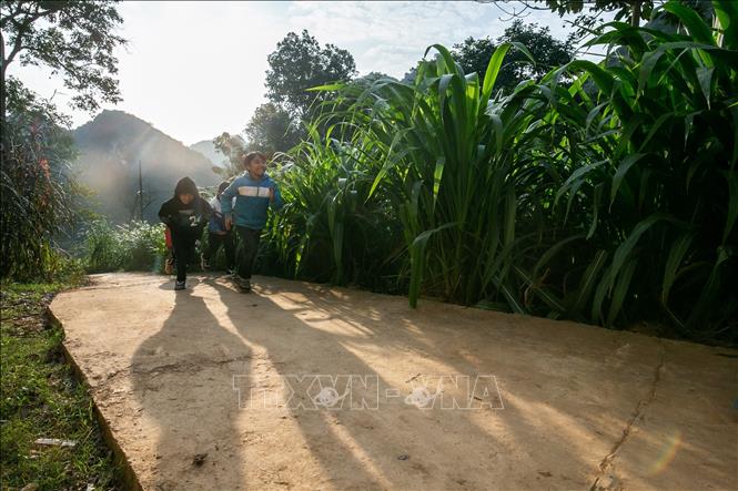 Trẻ em vùng cao huyện Hoà An vui đến trường. Ảnh: Chu Hiệu-TTXVN.