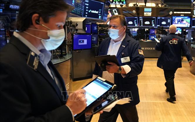 Hoạt động giao dịch tại Sàn chứng khoán New York, Mỹ. Ảnh: AFP/TTXVN

