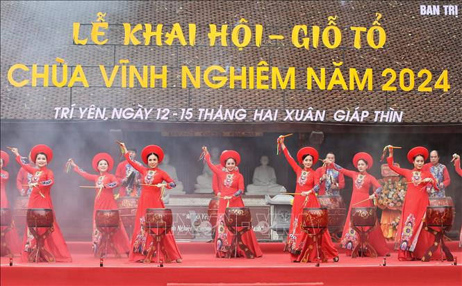 Màn biểu diễn trống hội tại buổi lễ. Ảnh: Danh Lam -TTXVN
