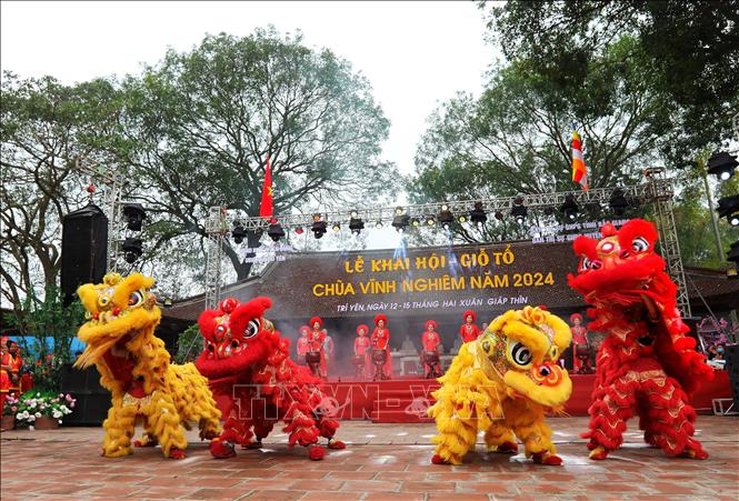  Màn múa Lân tại buổi khai hội. Ảnh: Danh Lam -TTXVN