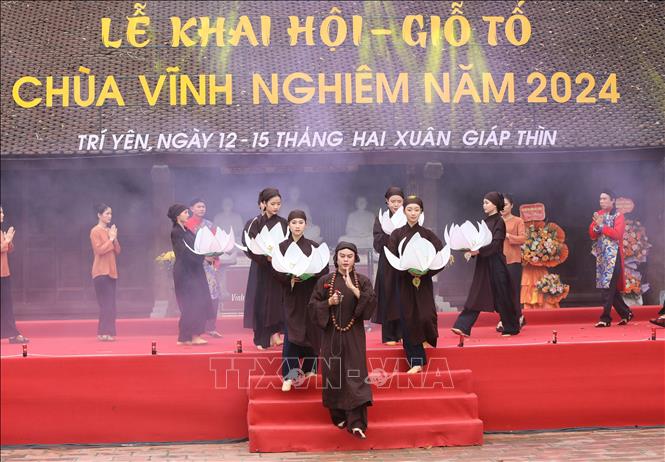 Màn biểu diễn nghệ thuật tại buổi lễ. Ảnh: Danh Lam -TTXVN