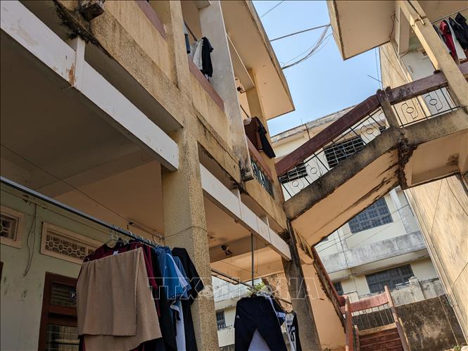 Sau 30 năm sử dụng, Khu nội trú của Trường Phổ thông dân tộc nội trú tỉnh Gia Lai đã xuống cấp trầm trọng. Ảnh: Hoài Nam - TTXVN
