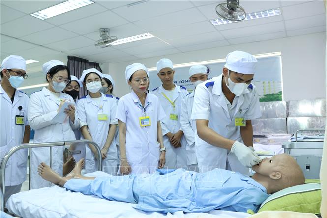 Buổi học thực hành của sinh viên Trường Y - Dược (Trường Đại học Trà Vinh). Ảnh: Thanh Hòa- TTXVN