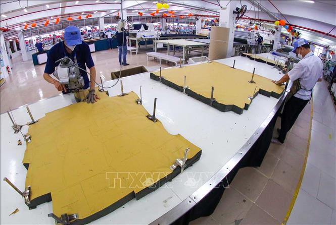 Công nhân sản xuất hàng may mặc tại Công ty Cổ phần Dệt May 29/3. Ảnh: Trần Lê Lâm – TTXVN 