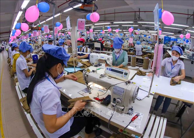 Công nhân sản xuất hàng may mặc tại Công ty Cổ phần Dệt May 29/3. Ảnh: Trần Lê Lâm – TTXVN 