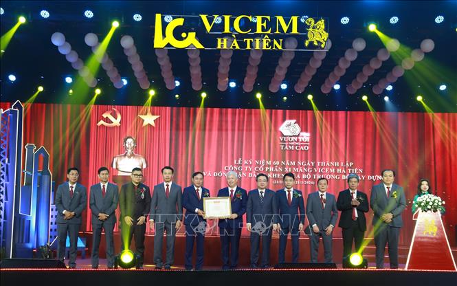 Bộ trưởng Bộ Xây dựng Nguyễn Thanh Nghị tặng bằng khen cho Vicem Hà Tiên. Ảnh: Thu Hằng - TTXVN