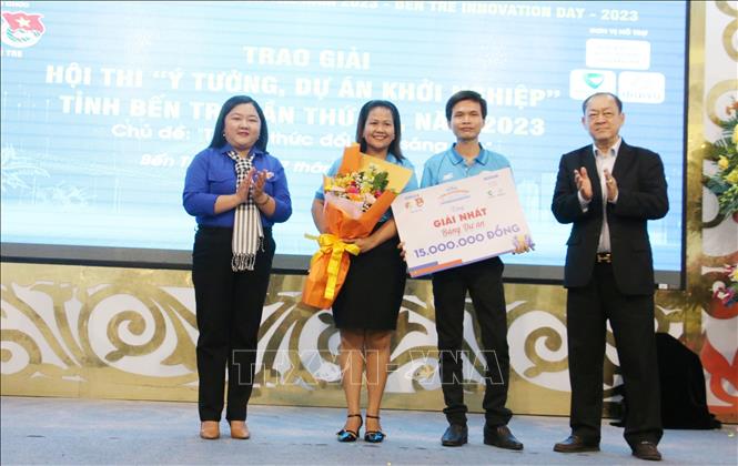 Dự án “Cái Mơn farm” của chị Trần Thị Trúc Phương (thứ hai từ trái sang) và các cộng sự cũng đã xuất sắc đạt giải Nhất chung cuộc Dự án khởi nghiệp tỉnh Bến Tre năm 2023. Ảnh: Chương Đài - TTXVN (ảnh tư liệu)