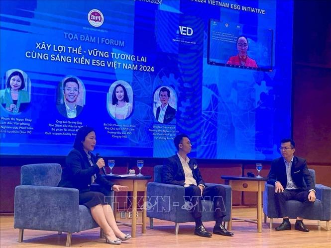 The participants discuss what businesses should do to meet new ESG requirements, and corporate administration strategies in the new context. VNA Photo: Thúy Hiền