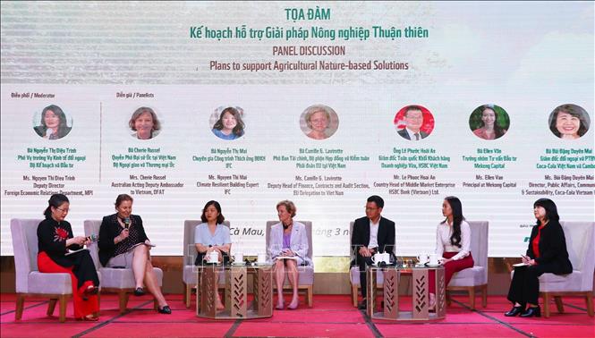 Delegates join a panel discussion on plans to support agricultural nature-based solutions. VNA Photo: Huỳnh Anh
