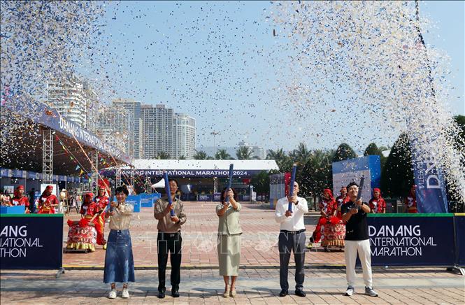 Ban Tổ chức Cuộc thi Marathon Quốc tế Đà Nẵng thực hiện nghi thức khai mạc. Ảnh: Trần Lê Lâm - TTXVN 