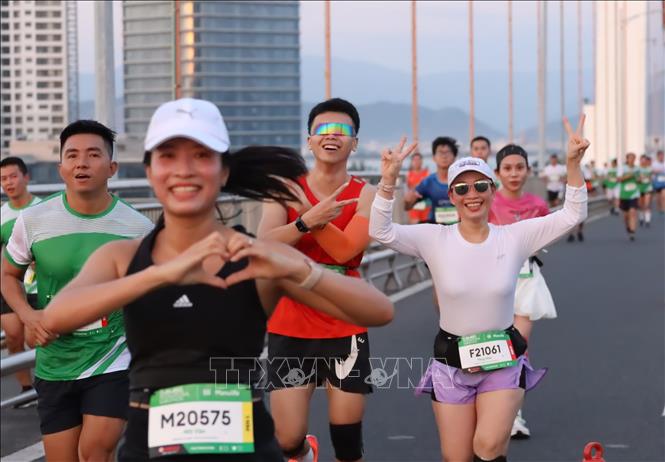 Vận động viên hào hứng tranh tài tại Cuộc thi Marathon Quốc tế Đà Nẵng năm 2023. Ảnh: Trần Lê Lâm - TTXVN 