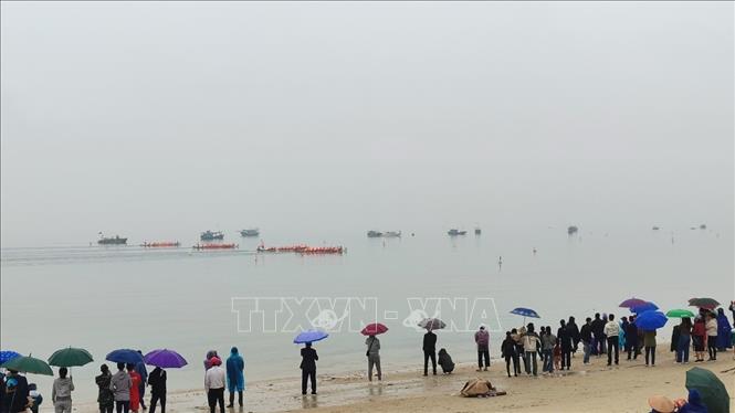 Lễ hội thu hút đông đảo nhân dân, du khách đến xem. Ảnh: TTXVN phát