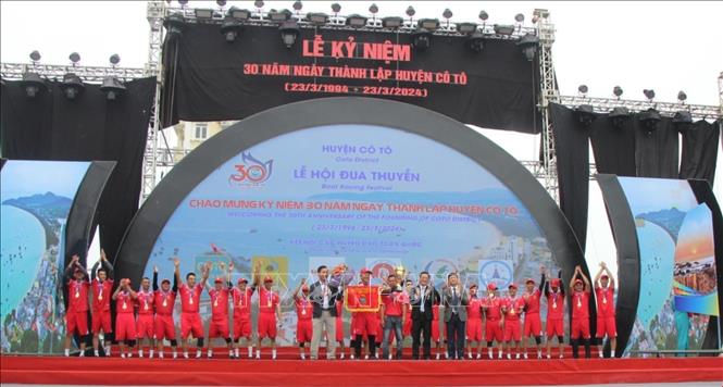 Đội Vân Đồn (Quảng Ninh) giành giải Nhất tại Lễ hội đua thuyền giữa các huyện đảo trong cả nước. Ảnh: TTXVN phát