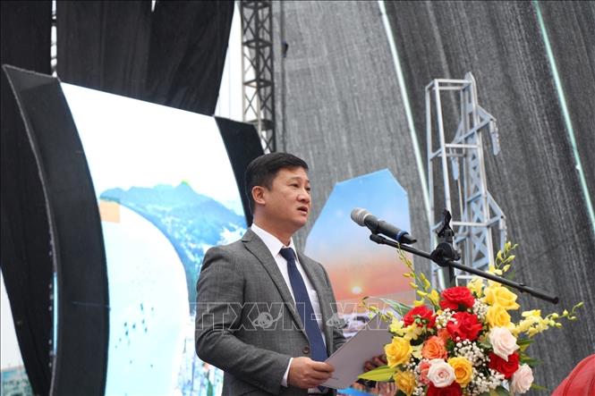 Ông Đỗ Huy Thông, Phó Chủ tịch UBND huyện Cô Tô, phát biểu tại Lễ hội đua thuyền giữa các huyện đảo trong cả nước. Ảnh: TTXVN phát