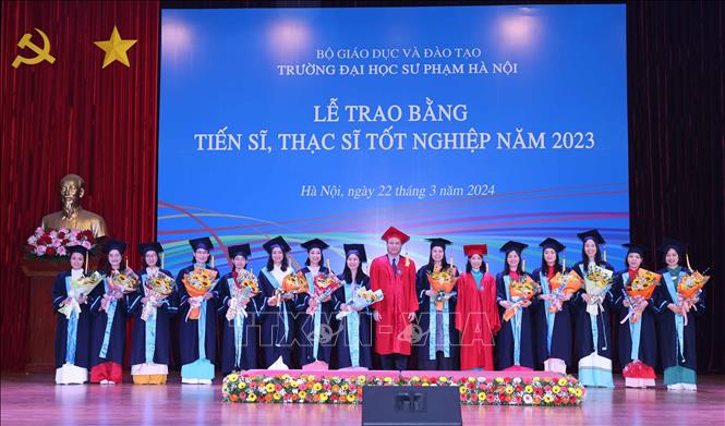 Các tân Thạc sĩ tốt nghiệp năm 2023 nhận bằng trong buổi lễ. Ảnh: Thanh Tùng - TTXVN