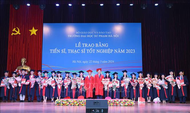 Các tân Tiến sĩ tốt nghiệp năm 2023 nhận bằng trong buổi lễ. Ảnh: Thanh Tùng - TTXVN
