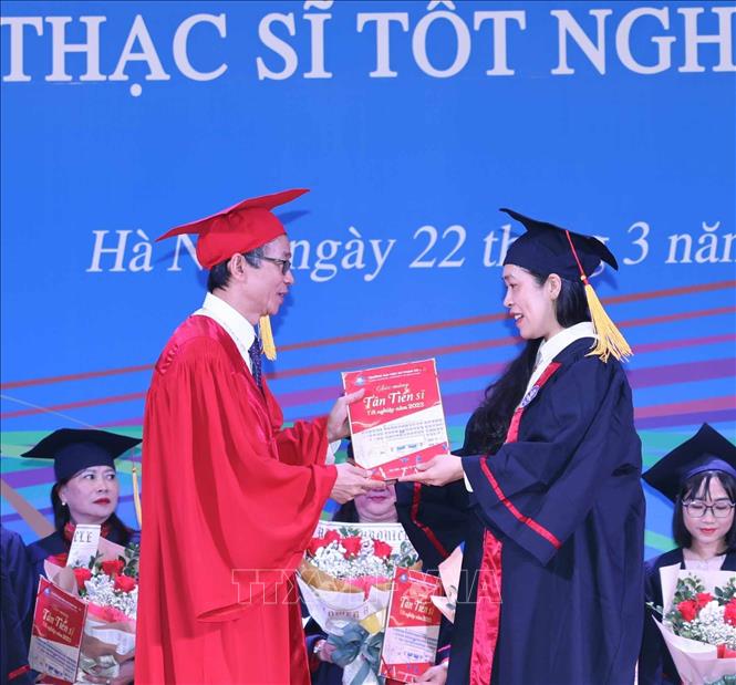 GS.TS Nguyễn Văn Minh - Hiệu trưởng Trường đại học Sư phạm Hà Nội trao bằng cho tân Tiến sĩ. Ảnh: Thanh Tùng - TTXVN