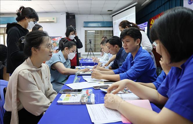 Đông đảo người lao động tìm việc tại Sàn giao dịch việc làm trực tiếp tại số 153 Xô Viết Nghệ Tĩnh, phường 17, quận Bình Thạnh, TP. Hồ Chí Minh. Ảnh: Thanh Vũ - TTXVN
