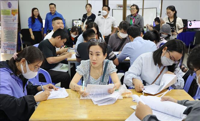 Sàn giao dịch việc làm trực tiếp tại số 153 Xô Viết Nghệ Tĩnh, phường 17, quận Bình Thạnh, TP. Hồ Chí Minh. Ảnh: Thanh Vũ - TTXVN
