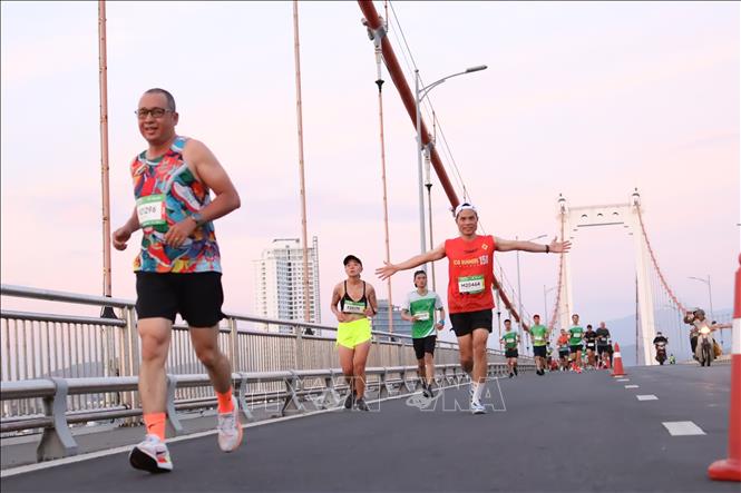 Excited runners join the Danang International Marathon 2024. VNA Photo: Trần Lê Lâm