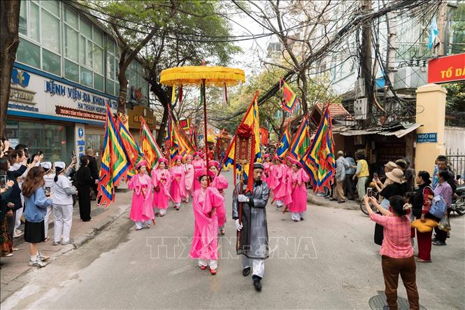 Đoàn rước kiệu về đình Hào Nam. Ảnh: Đoàn Công Vũ - TTXVN phát