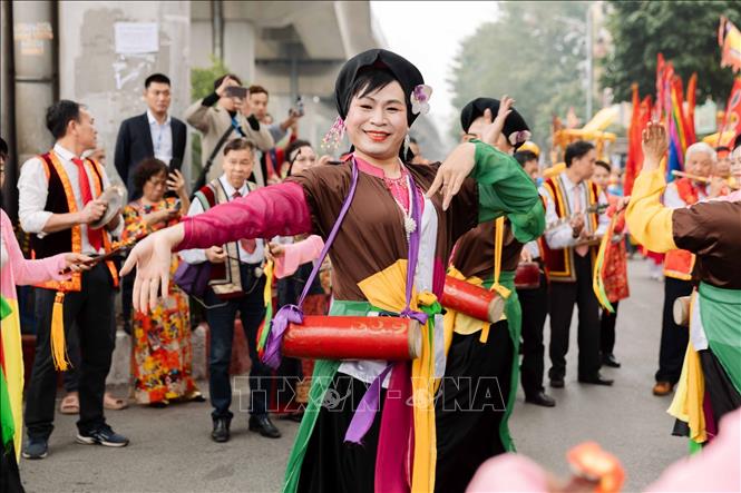 Các điệu múa dân gian diễn ra tại lễ hội đình Hào Nam. Ảnh: Đoàn Công Vũ – TTXVN phát