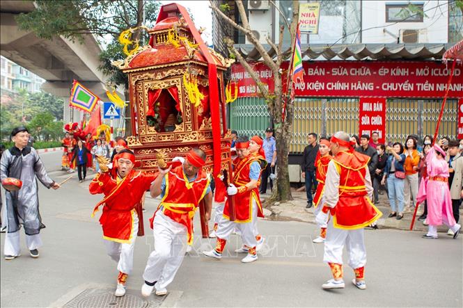 Rước kiệu Thánh bay từ ngã ba Hào Nam – Vũ Thạnh về đình. Ảnh: Kế Tùng – TTXVN phát