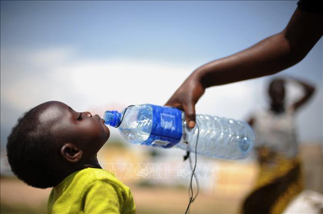 Người mẹ cho con nhỏ uống nước tại thị trấn Nyanzale, Bắc Kivu, CHDC Congo. Ảnh: AFP/TTXVN