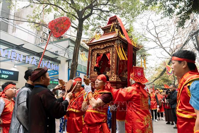 Nghi thức rước kiệu thánh tại lễ hội. Ảnh: Kế Tùng - TTXVN phát