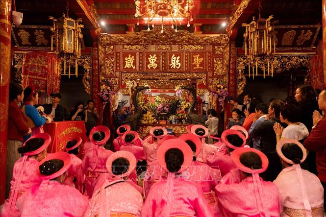 Dâng lễ trong đình Hào Nam. Ảnh: Đoàn Công Vũ – TTXVN phát