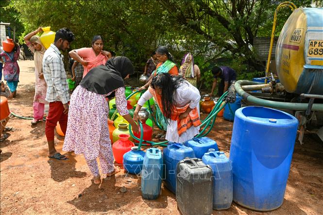 Người dân lấy nước sinh hoạt tại điểm cấp nước của Chính phủ ở Hyderabad, Ấn Độ, ngày 22/3/2024. Ảnh: AFP/TTXVN