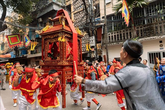 Hiện tượng “kiệu bay” trên đường trở về đình Hào Nam. Ảnh: Đoàn Công Vũ – TTXVN phát