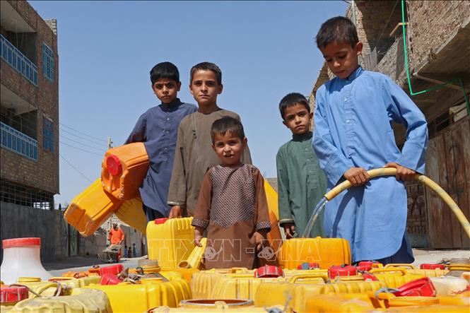 Trẻ em Afghanistan lấy nước sinh hoạt tại thành phố Farah. Ảnh: AFP/TTXVN