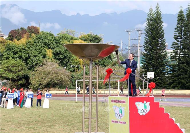 Phó Chủ tịch Thường trực UBND tỉnh Lai Châu đốt ngọn đuốc tại lễ khai mạc. Ảnh: Quý Trung – TTXVN