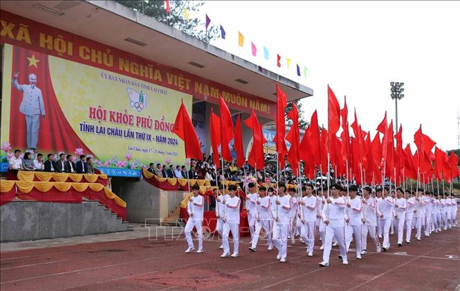 Đội hồng kỳ diễu hành qua khán đài. Ảnh: Quý Trung - TTXVN
