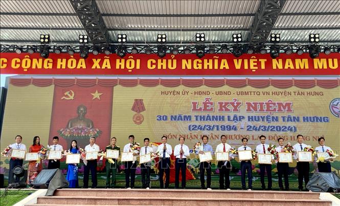 Trao bằng khen của Chủ tịch UBND tỉnh cho các tập thể. Ảnh: Đức Hạnh - TTXVN 
