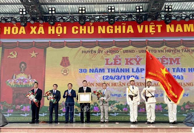 Bí thư Tỉnh uỷ Long An Nguyễn Văn Được trao Huân chương lao động Hạng Nhì của Chủ tịch nước cho huyện Tân Hưng. Ảnh: Đức Hạnh - TTXVN 