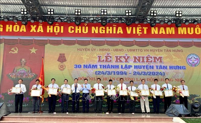 Trao bằng khen của Chủ tịch UBND tỉnh cho các cá nhân. Ảnh: Đức Hạnh - TTXVN 