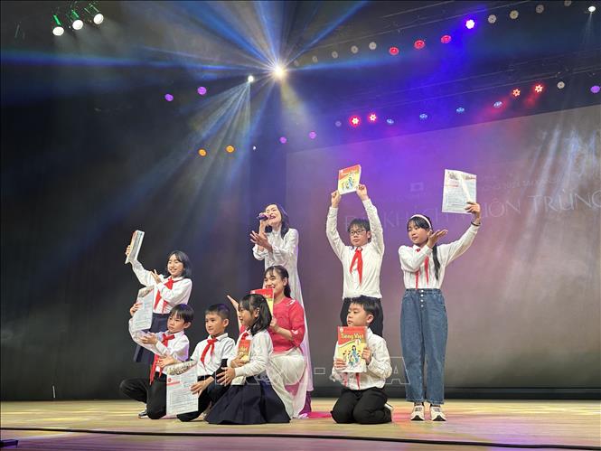 Tiết mục văn nghệ của thiếu niên Việt Nam biểu diễn. Ảnh: Nguyễn Tuyến - PV TTXVN tại Nhật Bản