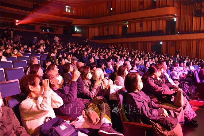 Khán giả VIệt Nam và Nhật Bản thưởng thức chương trình nghệ thuật Quê hương 2024. Ảnh: Nguyễn Tuyến - PV TTXVN tại Nhật Bản