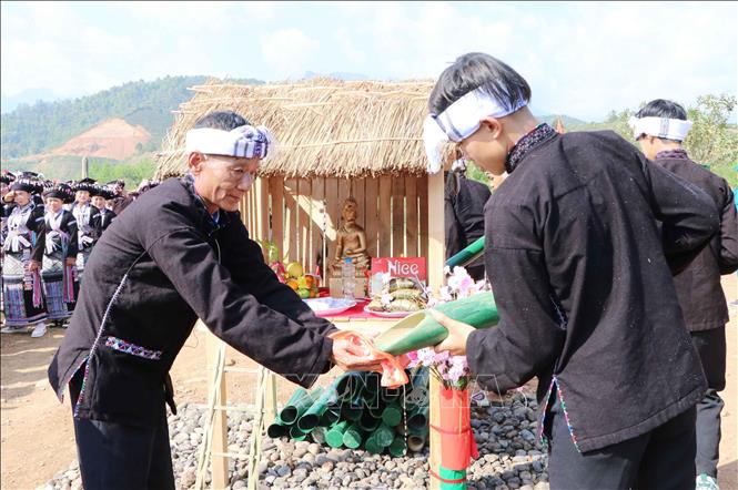 Thầy cúng làm lễ rửa tượng Phật với mong muốn tẩy uế, rửa đi hết những bụi bặm của trần gian trong một năm qua và cầu mong những điều mới mẻ, sạch sẽ nhất cho năm mới. Ảnh: Nguyễn Oanh-TTXVN