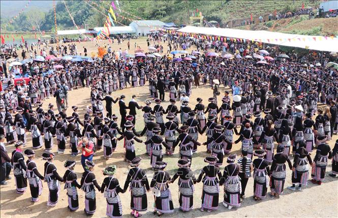 Cùng hòa vào vòng xòe đoàn kết của dân tộc Lào. Ảnh: Nguyễn Oanh-TTXVN