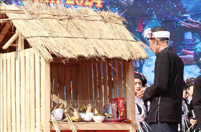 Thầy cúng làm lễ xin thần linh một năm mưa thuận gió hòa, mùa màng tốt tươi. Ảnh: Nguyễn Oanh-TTXVN