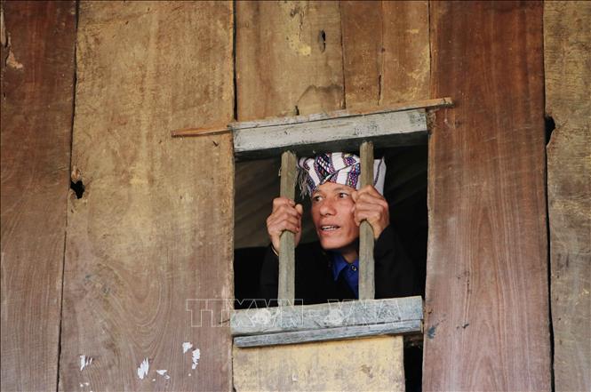 Nhà được xin nước mưa phải là gia đình năm vừa qua mùa màng bội thu, làm ăn phát đạt, gia đình ấm no, hạnh phúc nhất bản. Ảnh: Nguyễn Oanh-TTXVN

