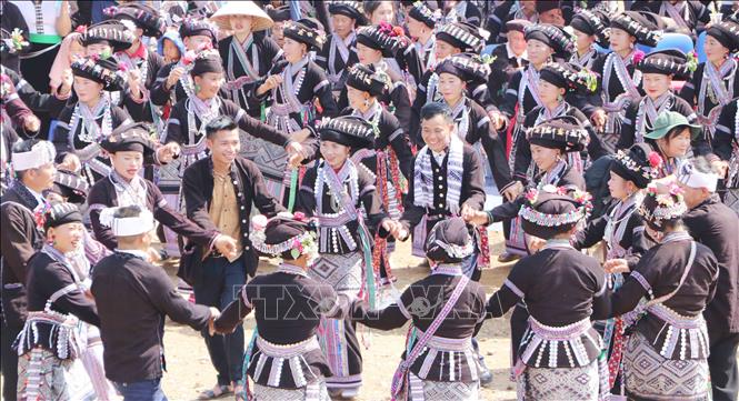 Cùng hòa vào vòng xòe đoàn kết của dân tộc Lào. Ảnh: Nguyễn Oanh-TTXVN