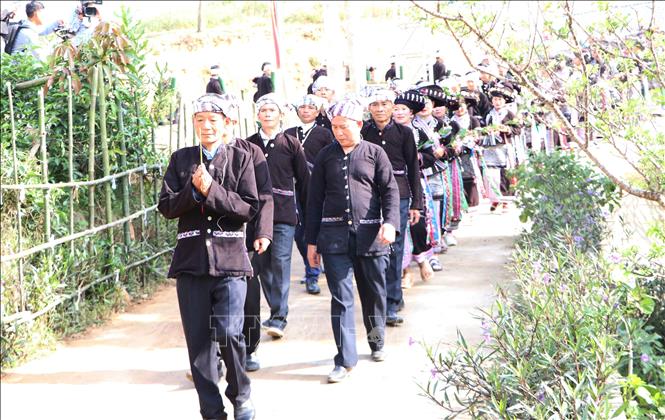 Sau nghi thức cùng thần linh, đoàn lễ sẽ đi xin nước mưa ở một nhà dân bản để cúng tượng Phật trong chùa. Ảnh: Nguyễn Oanh-TTXVN