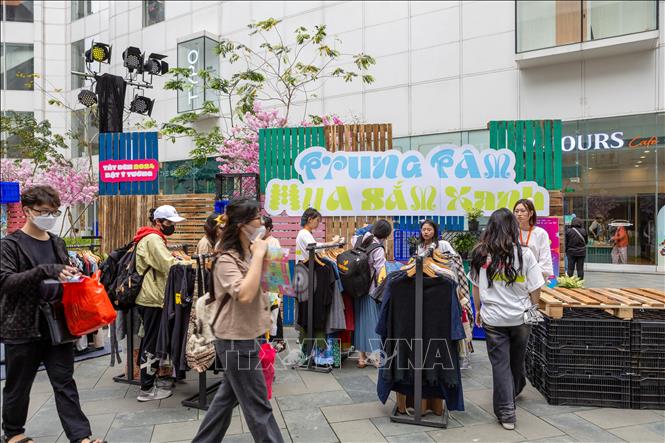 Khu vực đổi quần áo cũ lấy quần áo mới. Ảnh: Trần Đức Minh – TTXVN phát