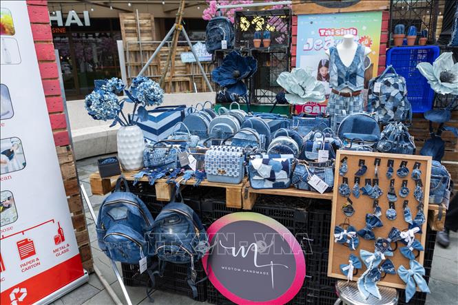 Một số sản phẩm tái chế tại các gian hàng. Ảnh: Trần Đức Minh – TTXVN phát 